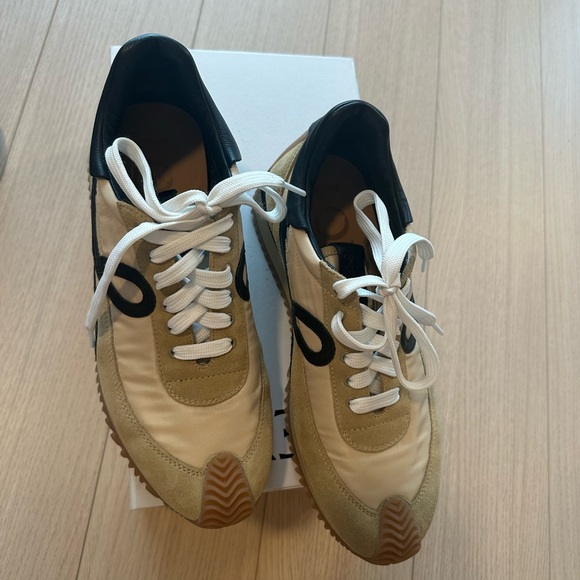 Loewe Tan and Black Sneakers Retro-Inspired Design - Picture 3 of 5